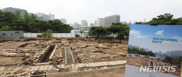 [서울=뉴시스]조수정 기자 = 8일 오전 서울 종로구 경복궁 동궁 권역에서 발굴된 150년 전(추정) 선진 정화시설을 갖춘 공중화장실 유구(遺構) 현장이 언론에 공개되고 있다. 가운데 직사각형 석조 공간이 화장실 유구, 왼쪽으로 난 두갈래 물길은 출수구, 오른쪽 아래는 입수구다. 2021.07.08. chocrystal@newsis.com