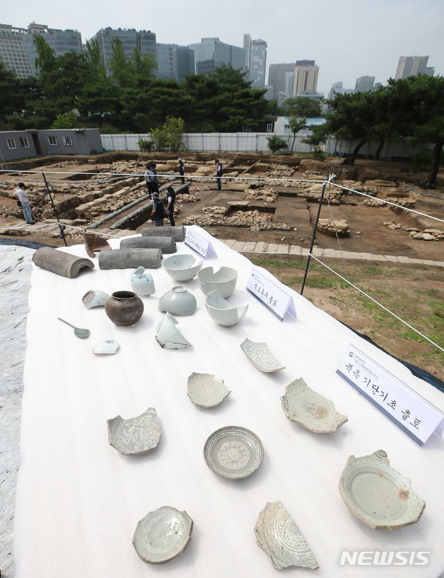 [서울=뉴시스]조수정 기자 = 8일 오전 서울 종로구 경복궁 동궁 권역에서 발굴된 150년 전(추정) 선진 정화시설을 갖춘 공중화장실 유구(遺構) 현장을 언론에 공개하는 행사 중 출토 유물이 전시돼 있다. 2021.07.08. chocrystal@newsis.com