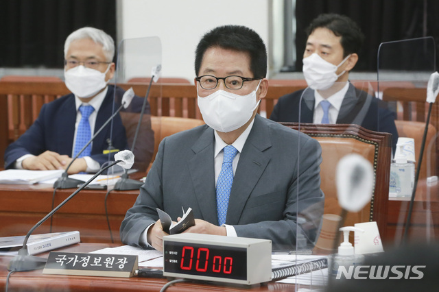 [서울=뉴시스] 최진석 기자 = 박지원 국가정보원장이 8일 오전 서울 여의도 국회에서 열린 정보위원회 전체회의에 자리하고 있다. (공동취재사진) 2021.07.08. photo@newsis.com