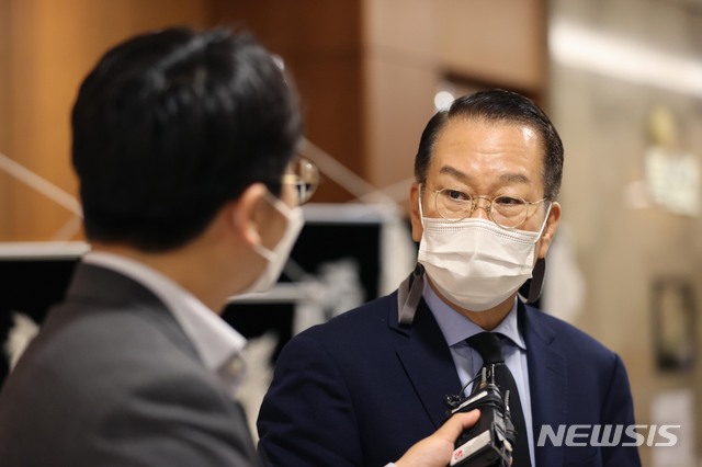 [서울=뉴시스] 추상철 기자 = 권영세 국민의힘 대외협력위원장이 8일 오전 서울 서대문구 신촌세브란스병원 장례식장에 마련된 최재형 전 감사원장의 부친 최영섭 퇴역 대령 빈소에서 조문을 마친 뒤 취재진과 인터뷰하고 있다. (공동취재사진) 2021.07.08. photo@newsis.com