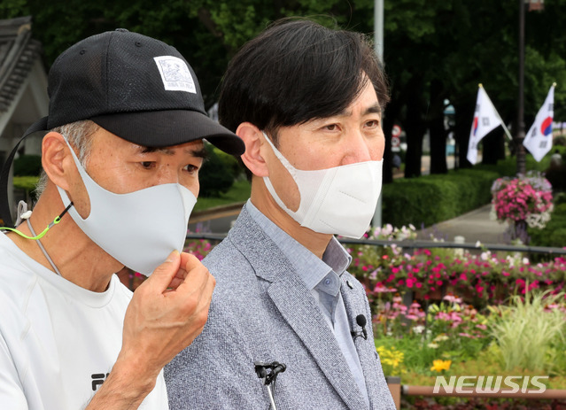 [서울=뉴시스] 국회사진기자단 = 하태경 국민의힘 의원이 8일 오후 청와대 분수대 광장에서 북한군 피격 해수부 공무원 형 이래진 씨와 함께 기자회견을 열고 사건 진상조사를 문재인 대통령이 직접 지시 할 것을 촉구하고 있다. 2021.07.08. photo@newsis.com