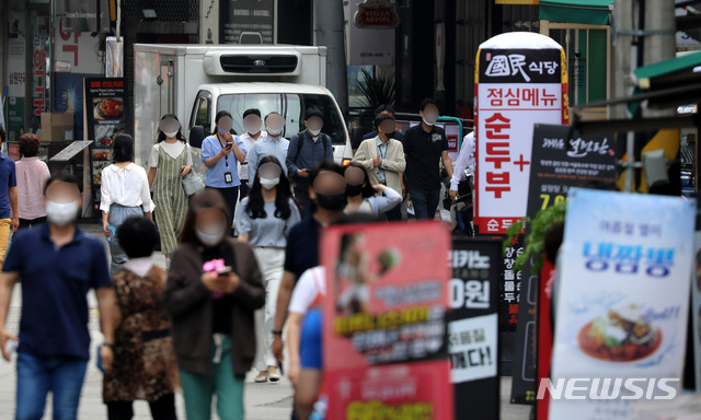 [서울=뉴시스] 추상철 기자 = 코로나19 확진자가 이틀연속으로 1200명대를 기록하면서 거리두기 4단계 격상이 초읽기에 들어간 8일 오후 서울 종로구 광화문 인근 식당가가 점심시간 시민들로 붐비고 있다. 2021.07.08. scchoo@newsis.com