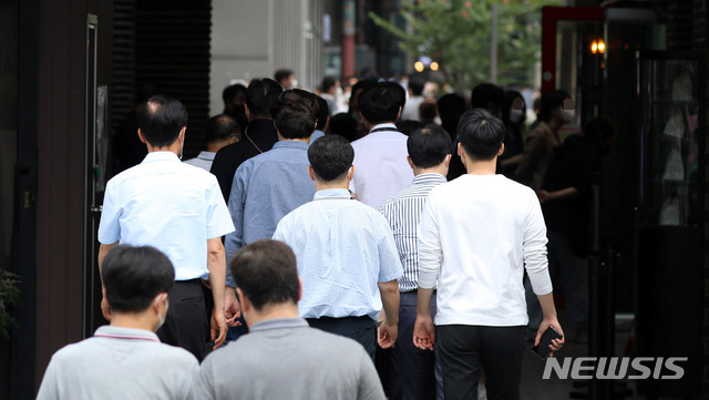 "바쁠 때 집중근무하고 오래 쉴 수 있도록 근로시간제 개선해야"