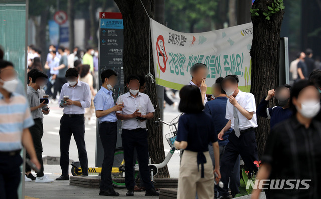 [서울=뉴시스] 추상철 기자 = 2021년 7월8일 오후 서울 종로구 광화문 인근 거리에서 시민들이 흡연을 하고 있다. 2021.07.08. scchoo@newsis.com