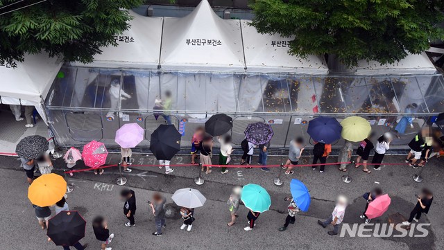 [부산=뉴시스] 하경민 기자 = 부산 내 코로나19 신규 확진자가 급증하고 있는 가운데 지난 8일 부산진구보건소 선별진료소를 찾은 시민들이 진단검사 검체 채취를 위해 줄을 선 채 차례를 기다리고 있다. 2021.07.08. yulnetphoto@newsis.com