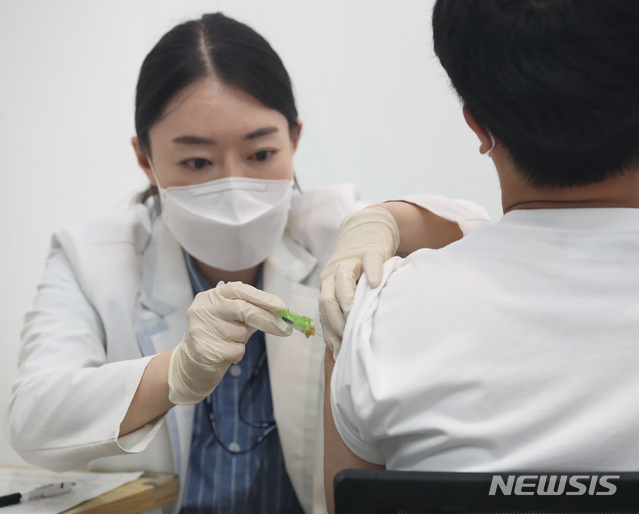 [서울=뉴시스] 조수정 기자 =지난 8일 오후 서울 한 코로나19 예방접종센터에서 접종 대상자가 백신을 접종하고 있다. 7일까지 누적 1차 접종자는 1547만 6019명으로 전체 인구 5134만 9116명(2020년 12월 주민등록 거주자 인구)의 약 30.1%, 권장 접종 횟수를 완료한 사람은 555만 3120명으로 전 국민의 10.8%다.  2021.07.08. chocrystal@newsis.com