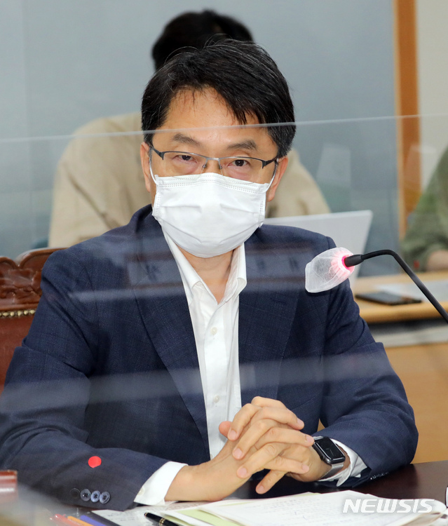[세종=뉴시스] 강종민 기자 = 박준식 최저임금위원회 위원장이 지난 7월 8일 정부세종청사 고용노동부 내 최저임금위원회 전원회의장에서 열린 8차 전원회의에서 모두발언을 하고 있다. (공동취재사진) 2021.07.08. photo@newsis.com