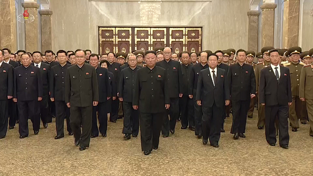 [서울=뉴시스] 북한 조선중앙TV는 김정은 북한 노동당 총비서가 김일성 전주석 사망 27주기를 맞아 8일 새벽 김일성 시신이 있는 금수산태양궁전을 참배했다고 보도했다. 이날 참배에는 지난 달 29일 열린 정치국 확대회의에서 해임된 것으로 추정됐던 리병철 정치국 상무위원을 제외한 김정은, 조용원 조직비서, 최룡해 최고인민회의 상임위원장, 김덕훈 내각 총리 등 나머지 상무위원들 모두가 앞줄에서 참배했다. (사진=조선중앙TV 캡처) 2021.07.08. photo@newsis.com *재판매 및 DB 금지