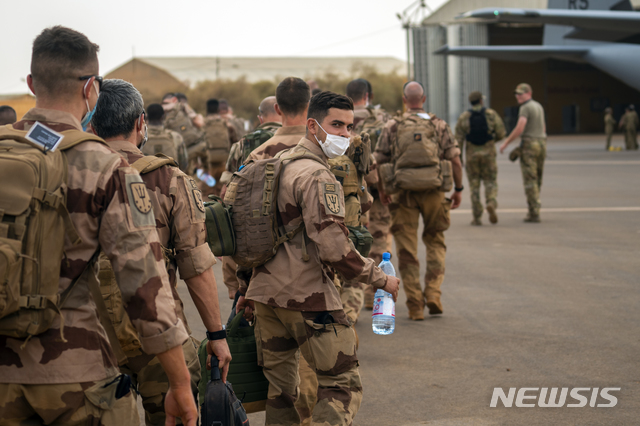 [말리=AP/뉴시스] 지난달 9일 말리에서 임무를 마치고 복귀 중인 프랑스 바르칸 부대. 2021.07.10.