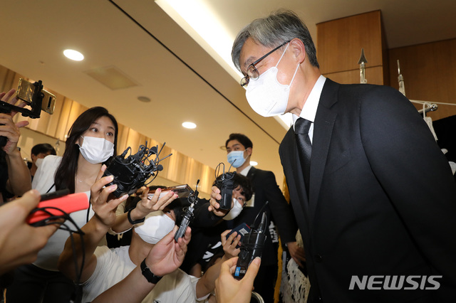 [서울=뉴시스] 국회사진기자단 = 최재형 전 감사원장이 8일 오전 서울 서대문구 연세대학교 세브란스병원 장례식장에 마련된 부친 최영섭 예비역 해군 대령 빈소 앞에서 윤석열 전 검찰총장이 빈소 조문을 위해 다녀간 뒤 취재진을 만나 입장을 밝히고 있다. 2021.07.08. photo@newsis.com