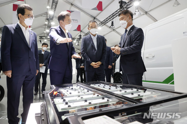 [청주=뉴시스] 김진아 기자 = 문재인 대통령이 8일 충북 청주시 LG에너지솔루션 오창 제2공장에서 열린 K-배터리 발전전략 보고 'K-배터리, 세계를 차지(charge)하다'에서 행사에 앞서 관련 전시물을 관람하고 있다. 2021.07.08. bluesoda@newsis.com
