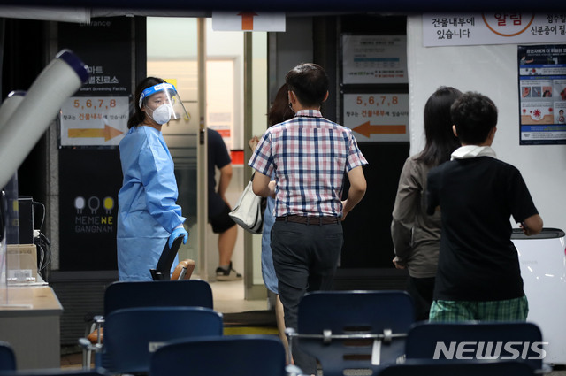 [서울=뉴시스] 고범준 기자 = 지난 8일 오후 서울 강남구보건소에 설치된 선별진료소에서 의료진들이 분주히 움직이고 있다. 2021.07.08. bjko@newsis.com