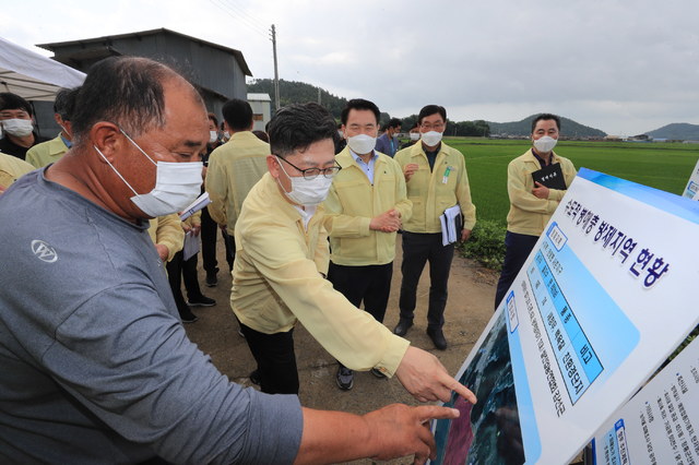 [세종=뉴시스]  김현수 농림축산식품부 장관은 9일 전남 장흥군 일대 호우 피해 현장을 점검했다. (사진=농식품부 제공) *재판매 및 DB 금지