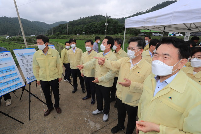 [세종=뉴시스]  김현수 농림축산식품부 장관은 9일 전남 장흥군 일대 호우 피해 현장을 점검했다. (사진=농식품부 제공) *재판매 및 DB 금지