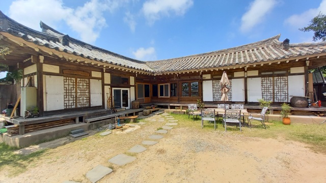 [영덕=뉴시스] 강진구 기자 = (재)영덕문화관광재단(이사장 이희진 영덕군수)은 미스터멘션(대표 정성준)과 협업해 로컬크리에이터 '한달 영덕살기' 프로젝트인 ‘워홀 in 영덕’을 진행한다고 9일 밝혔다.사진은 한달 살기에 포함된 영해면 괴시리 한옥.(사진=영덕군 제공) 2021.07.09.photo@newsis.com *재판매 및 DB 금지