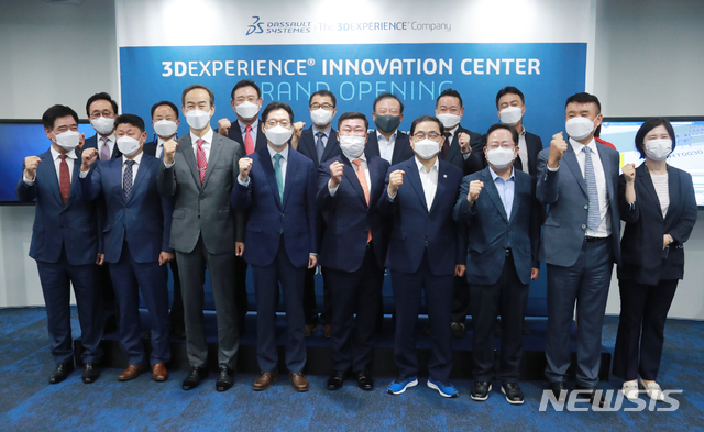 [창원=뉴시스]홍정명 기자=9일 경남 창원시 성산구 중앙동 STX오션타워 18층에서 열린 다쏘시스템코리아㈜ '3DEXPERIENCE 이노베이션 센터' 개소식에 참석한 조영빈 대표이사와 김경수 도지사, 허성무 창원시장, 이호영 창원대 총장, 박민원 경남창원스마트그린산단 사업단장 등이 기념촬영을 하고 있다.(사진=경남도 제공) 2021.07.09. photo@newsis.com