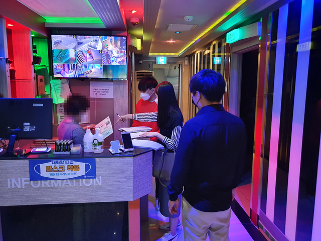 [천안=뉴시스] 이종익 기자 = 충남 천안시 관계자가 노래방을 방문해 방역수칙을 제대로 지키는지 확인하고 있다. (사진=천안시 제공). 2021.07.09. photo@newsis.com *재판매 및 DB 금지