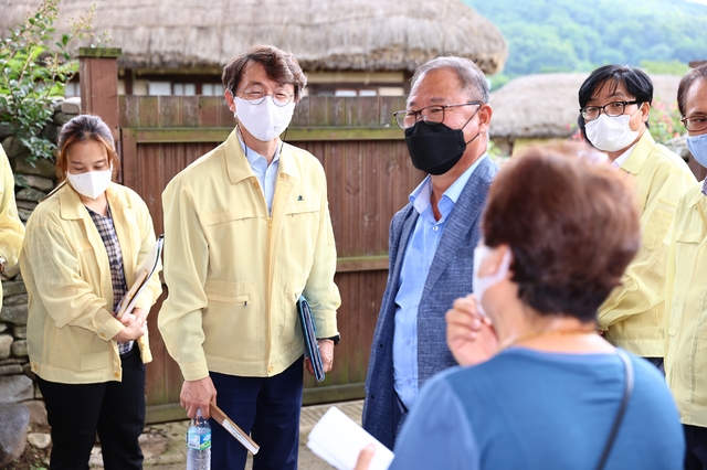 [세종=뉴시스]  박영범 농림축산식품부 차관이 9일 충남 아산시 외암마을을 방문해 코로나19 방역 실태를 확인했다. (사진=농식품부 제공) *재판매 및 DB 금지