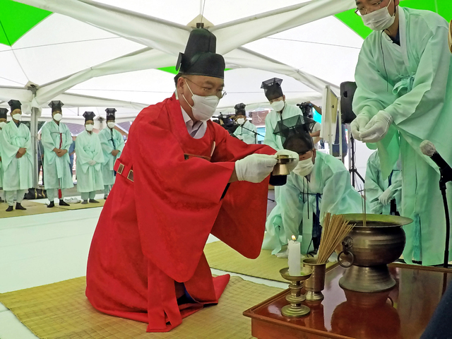 [양양=뉴시스] 김경목 기자 = 해수욕장 개장일인 9일 오전 김진하 강원 양양군수가 양양군 낙산해수욕장 데크 무대에서 용왕제를 올리고 사고 없는 해수욕장 운영을 기원하고 있다. (사진=양양군청 제공) 2021.07.09. photo@newsis.com&nbsp;&nbsp; *재판매 및 DB 금지