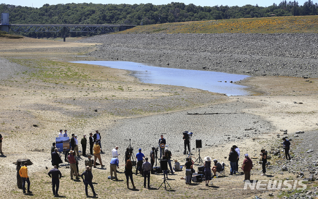 [유키아(미 캘리포니아주)=AP/뉴시스]개빈 뉴섬 미 캘리포니아 주지사가 지난 4월21일 캘리포니아주 유키아의 메마른 멘도시노 호수 유역에서 기자회견을 열어 멘도시노와 소노마 카운티에 가뭄 비상사태를 선포하고 있다. 뉴섬 주지사는 8일(현지시간) 농업과 식수, 어자원들에 필수적인 저수지들의 물이 빠르게 고갈되는 등 극심한 가뭄을 극복하기 위해 주민들과 기업들에 물 사용량을 15% 감축해 달라고 호소했다. 2021.7.9