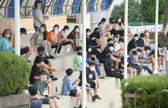 [울산=뉴시스] 배병수 기자 = 울산 동구 초등학교 학생 한명이 코로나19 확진판정을 받은 9일 오전 해당 초등학교 임시 선별검사소에서 학생들이 코로나19 검사를 받기 위해 대기하고 있다. 2021.07.09. bbs@newsis.com