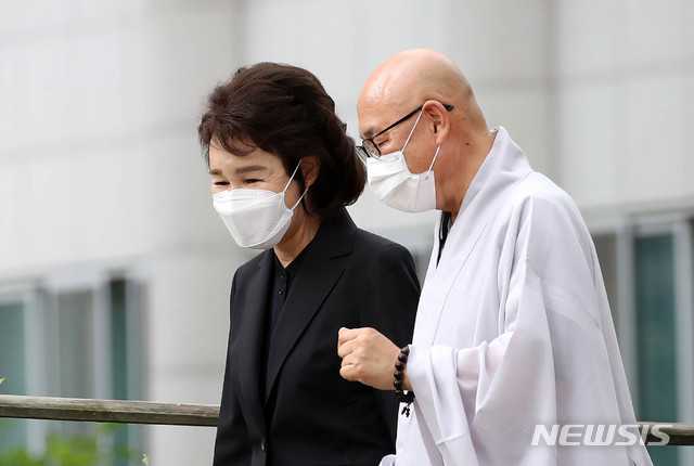 [서울=뉴시스] 김선웅 기자 = 故 박원순 전 서울시장의 부인 강난희 씨가 2021년 7월9일 서울 종로구 조계사에서 열린 故 박원순 전 서울시장 1주기 추모제에 참석하고 있다. 2021.07.09. mangusta@newsis.com