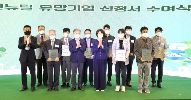 [서울=뉴시스] 권칠승 중소벤처기업부 장관과 한정애 환경부 장관이 지난해 7월9일 서울 삼성동 코엑스에서 열린 '그린뉴딜 유망기업 선정서 수여식'에 참석해 참석자들과 기념촬영을 하고 있다. (사진=뉴시스 DB)> photo@newsis.com *재판매 및 DB 금지