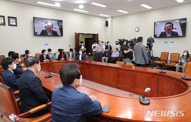 [서울=뉴시스] 전신 기자 = 9일 오후 서울 여의도 국회에서 국민의힘 제20대 대통령선거 경선준비위원회 임명장 수여식 및 1차 회의가 열리고 있다. 코로나19 자가격리중인 서병수 위원장은 화상으로 회의에 참석했다. (공동취재사진) 2021.07.09. photo@newsis.com