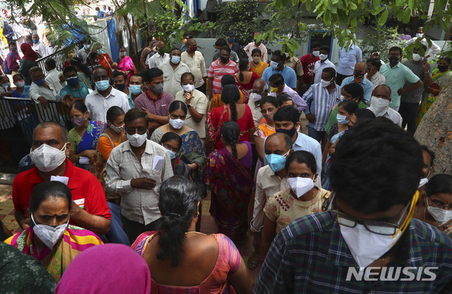 [하이데라바드=AP/뉴시스] 9일(현지시간) 인도 하이데라바드의 한 보건소에서 마스크를 쓴 시민들이 코로나19 백신 2차 접종을 하기 위해 모여들고 있다. 2021.07.09.