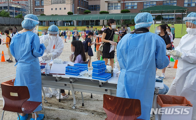 [광주=뉴시스] 지난달 9일 오후 광주 남구 한 초등학교 운동장에서 광주시 보건당국이 학생과 교직원을 대상으로 코로나19 전수검사를 하고 있다. 2021.07.09. photo@newsis.com *재판매 및 DB 금지