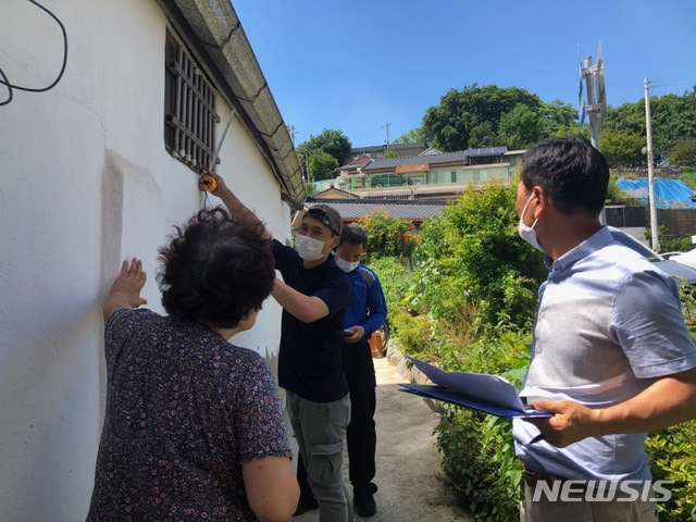 [광주=뉴시스]김혜인 기자 = 광주 남부경찰서는 1인 여성 범죄 취약가구 지원 사업인 '선비골 안심 프로젝트'를 추진한다고 9일 밝혔다. (사진=광주 남부경찰 제공) 2021.07.09.photo@newsis.com