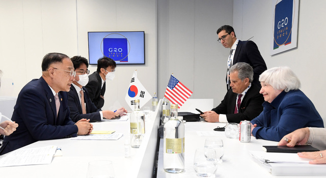 [서울=뉴시스]이영환 기자 = G20 재무장관·중앙은행총재회의 참석자 이탈리아 베니스를 방문중인 홍남기 경제부총리 겸 기획재정부 장관이 9일(현지시간) 아르세날레 회의장에서 재닛 옐런 미국 재무장관과 면담을 하고 있다. (사진=기획재정부 제공) 2021.07.10. photo@newsis.com