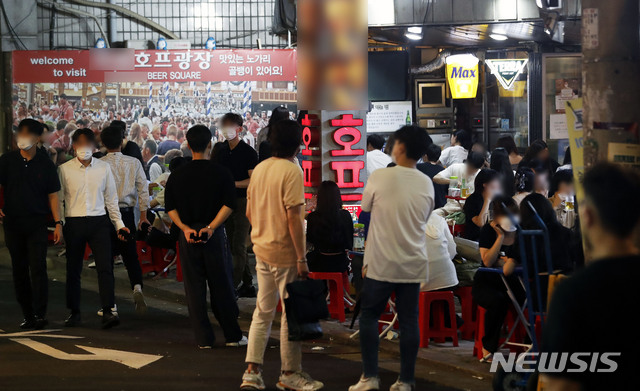 [서울=뉴시스] 홍효식 기자 = 코로나19 4차 대유행에 따라 정부가 수도권 거리두기 4단계 격상을 발표한 9일 오후 서울 중구 을지로 노가리 골목에서 시민들로 붐비고 있다. 12일부터 적용되는 4단계 사적 모임은 오후 6시 이후 2인까지만 허용된다. 2021.07.09. yesphoto@newsis.com