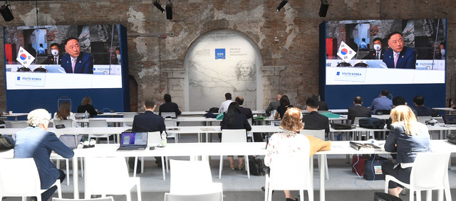 [서울=뉴시스]이영환 기자 = 홍남기 경제부총리 겸 기획재정부 장관이 9일(현지시간) 아르세날레 회의장에서 열린 G20 재무장관·중앙은행총재회의 에 참석해 제1세션 세계경제와 보건에서 발언을 하고 있다. (사진=기획재정부 제공) 2021.07.09. photo@newsis.com 