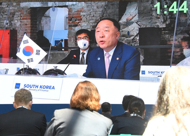 [서울=뉴시스]이영환 기자 = 홍남기 경제부총리 겸 기획재정부 장관이 9일(현지시간) 아르세날레 회의장에서 열린 G20 재무장관·중앙은행총재회의 에 참석해 제1세션 세계경제와 보건에서 발언을 하고 있다. (사진=기획재정부 제공) 2021.07.09. photo@newsis.com *재판매 및 DB 금지