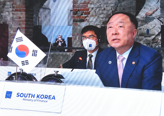 [서울=뉴시스]이영환 기자 = 홍남기 경제부총리 겸 기획재정부 장관이 9일(현지시간) 아르세날레 회의장에서 열린 G20 재무장관·중앙은행총재회의 에 참석해 제1세션 세계경제와 보건에서 발언을 하고 있다. (사진=기획재정부 제공) 2021.07.09. photo@newsis.com 
