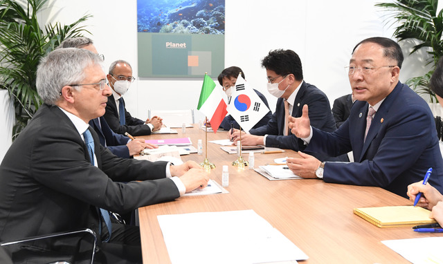 [베네치아=뉴시스] 홍남기 경제부총리 겸 기획재정부 장관은 9일(현지시간) 이탈리아 베네치아에서 다니엘 프랑코 이탈리아 재무장관과 양다면담을 진행했다. (사진=기획재정부 제공) *재판매 및 DB 금지