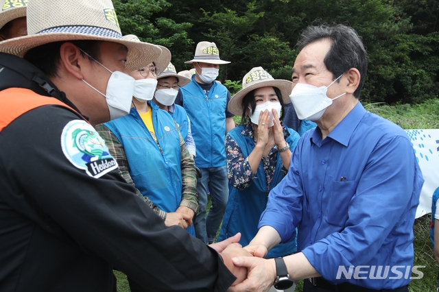 [서귀포=뉴시스] 강경태 기자 = 정세균 전 국무총리(오른쪽)가 10일 오전 제주 서귀포시 성산읍 고성리 대수산봉 주차장에서 제주 제2공항 예정지를 살펴본 뒤 주민들과 간담회를 하고 있다. 2021.07.10. ktk2807@newsis.com