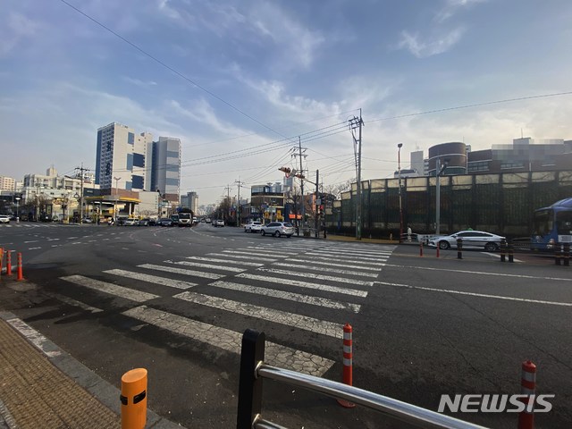 [인천=뉴시스] 김동영 기자 = 인천 중구 신흥동 한 초등학교 앞 교차로. 2021 7.10. dy0121@newsis.com