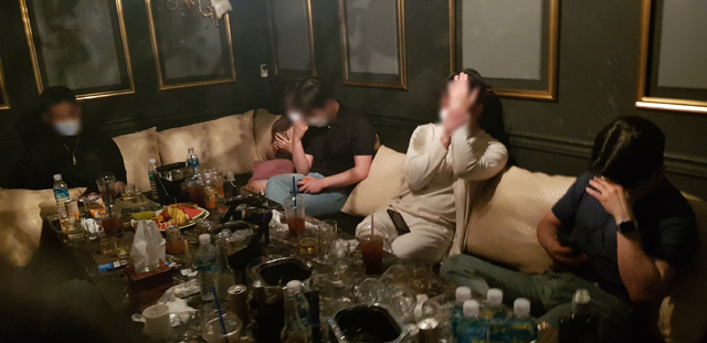 [서울=뉴시스]정유선기자= 서울 수서경찰서는 전날(9일) 밤 강남구 역삼동에서 무허가 영업을 벌인 유흥주점 업주 A씨와 영업책임자 안모씨를 식품위생법 위반 혐의로 입건했다고 10일 밝혔다. (사진 = 수서경찰서 제공) 