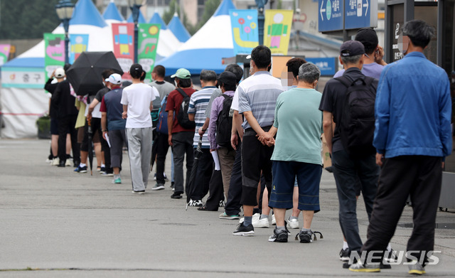 [서울=뉴시스] 추상철 기자 = 코로나19 확진자수가 1300명을 넘어서면서 연일 최고치를 경신한 10일 오전 서울 중구 서울역광장에 마련된 중구 임시선별진료소에는 검사를 받으려는 시민들이 길게 줄지어 서 있다. 2021.07.10. scchoo@newsis.com