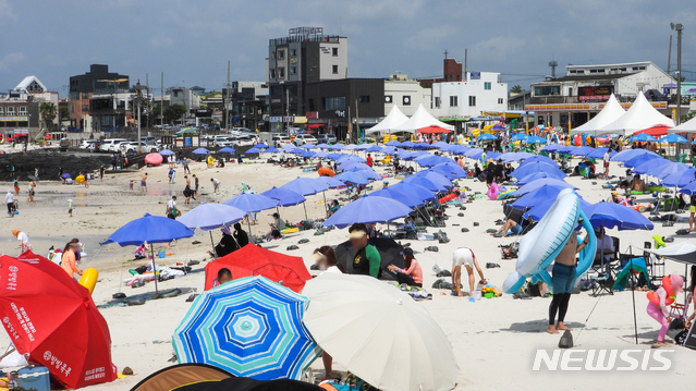 [제주=뉴시스] 우장호 기자 = 장마가 소강상태인 10일 오후 제주시 한림읍 협재해수욕장을 찾은 피서객들이 물놀이를 하며 더위를 식히고 있다. 기상청에 따르면 제주 동부·서부·북부 지역에는 이틀째 폭염주의보가 이어지고 있다. 2021.07.10. woo1223@newsis.com