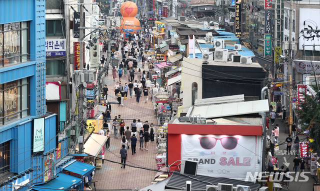 [서울=뉴시스] 이영환 기자 = 사회적 거리두기 4단계 격상을 이틀 앞둔 10일 오후 서울 마포구 홍대거리에서 시민들이 거리를 거닐고 있다. 이날 코로나19 신규확진자는 1378명 발생했다. 2021.07.10. 20hwan@newsis.com