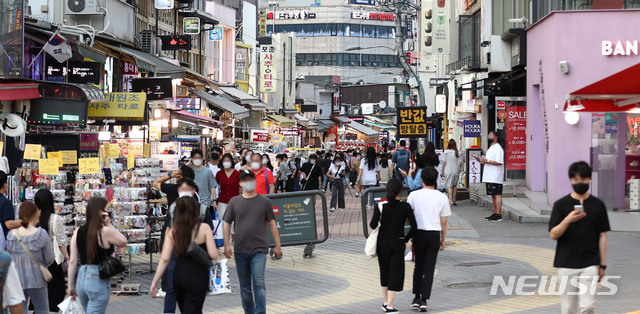 [서울=뉴시스] 이영환 기자 = 사회적 거리두기 4단계 격상을 이틀 앞둔 10일 오후 서울 마포구 홍대거리에서 시민들이 거리를 거닐고 있다. 이날 코로나19 신규확진자는 1378명 발생했다. 2021.07.10. 20hwan@newsis.com