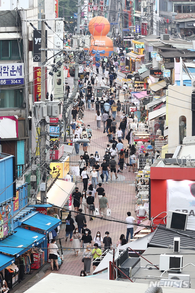 [서울=뉴시스] 이영환 기자 = 사회적 거리두기 4단계 격상을 이틀 앞둔 10일 오후 서울 마포구 홍대거리에서 시민들이 거리를 거닐고 있다. 이날 코로나19 신규확진자는 1378명 발생했다. 2021.07.10. 20hwan@newsis.com