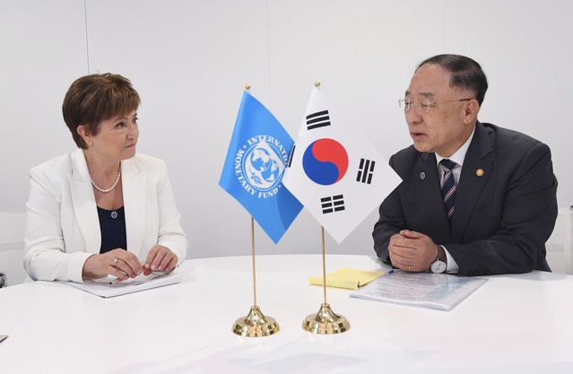 [서울=뉴시스] 이영환 기자 = G20 재무장관·중앙은행총재회의 참석차 이탈리아 베니스를 방문중인 홍남기 경제부총리 겸 기획재정부 장관이 10일(현지시간) 아르세날레 회의장에서 크리스탈리나 게오르기에바 IMF 총재와 면담을 하고 있다. (사진=기획재정부 제공) 2021.07.11. photo@newsis.com 