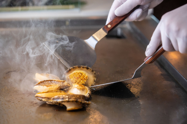 그랜드 하얏트 서울 ‘테판’의 전복 조리 모습 *재판매 및 DB 금지