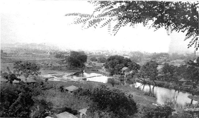 [광주=뉴시스] 배상현기자=조탄(棗灘)보. 예로부터 광주천은 여러 이름으로 불리었는데 가장 널리 알려진 이름은 조탄이다. 조탄은 순 우리말로 대추여울 또는 대추나무 여울이란 뜻이다. 조탄보(棗灘洑)는 돌로 쌓는 자그마한 댐이었다. 현재는 광주 동구 불로동의 서석교(옛 적십자병원 옆) 자리에 해당한다. 2021.07.11 (사진=광주역사민속박물관 제공) praxis@newsis.com *재판매 및 DB 금지