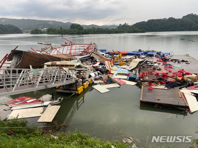 [충주=뉴시스] 조성현 기자 = 충북 충주시 금릉동의 수상스키 바지선이 11일 오후 4시49분께 강한 바람과 폭우에 의해 무너졌다. 이 사고로 6명이 다쳐 인근 병원으로 이송됐다. (사진=충북소방본부 제공) 2021.07.11. photo@newsis.com *재판매 및 DB 금지