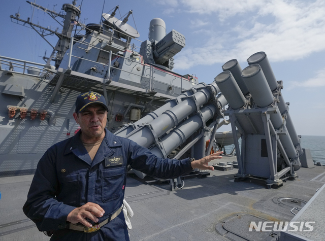 [흑해= AP/뉴시스].우크라이나- 나토군의 함정 수십척이 동원된 2주간의 흑해 합동훈련에 참가한 미 해군 구축함 로스호의 존 존 함장이 취재진에게 해상훈련에 대해 설명하고 있다.&nbsp; 